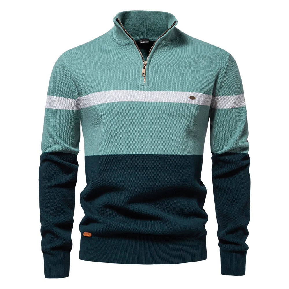 Gros plan sur un pull maille rayé homme, col demi-zip. Montre texture et détails.