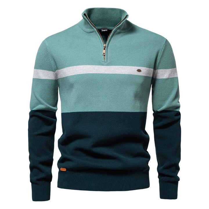 Gros plan sur un pull maille rayé homme, col demi-zip. Montre texture et détails.
