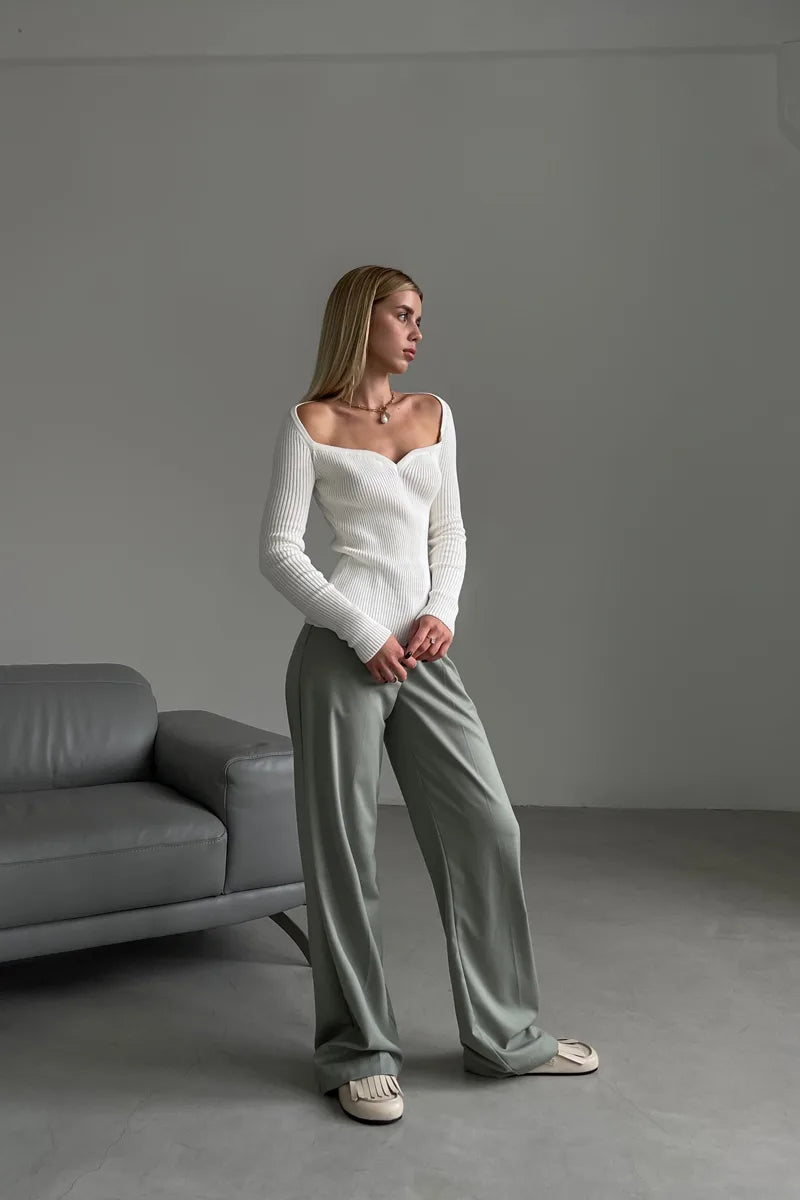Magnifique pull femme à épaules dénudées et maille côtelée. Style chic et confortable pour l'automne-hiver.