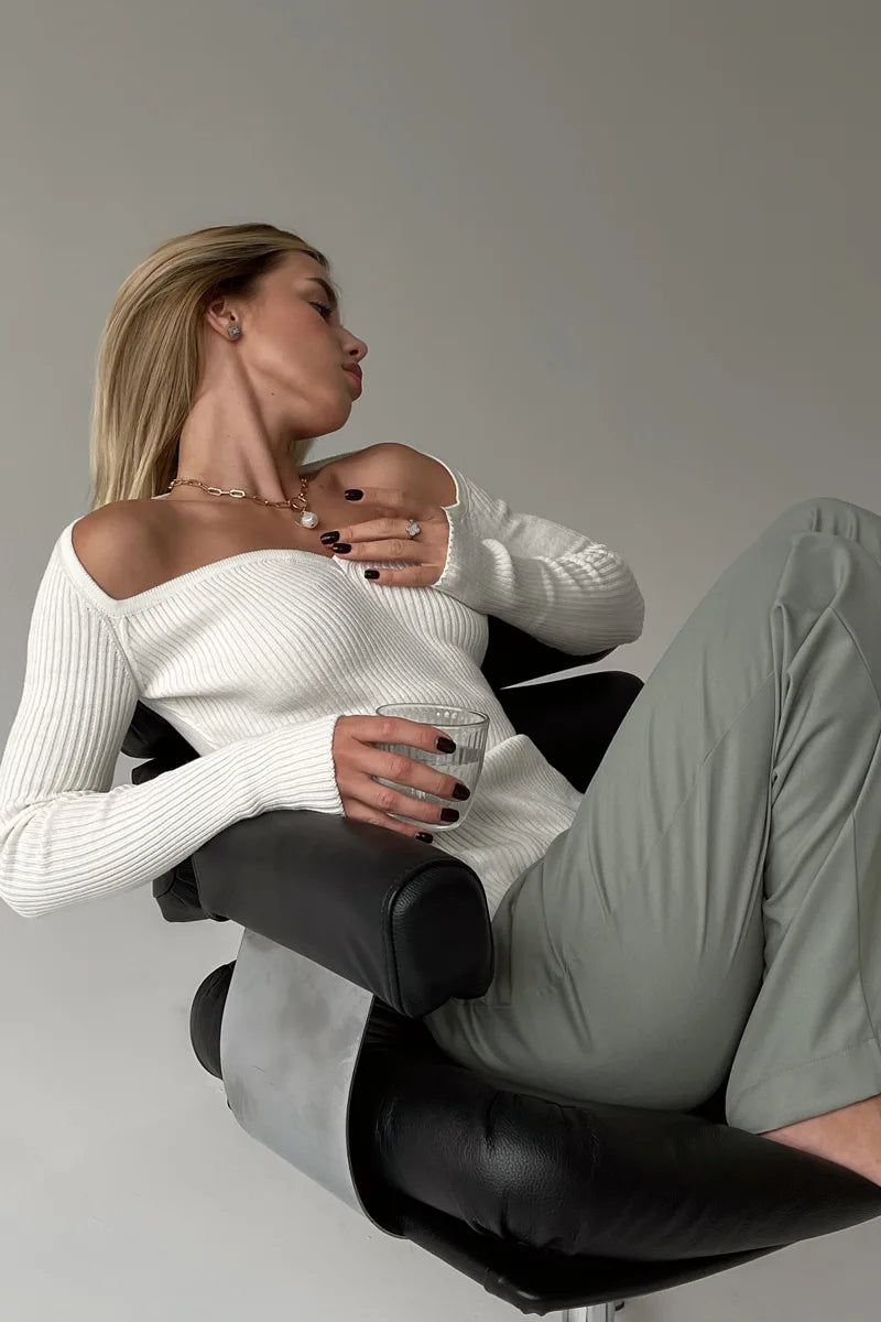 Pull femme mode chic, côtelé, avec épaules dénudées. Élégance et confort assurés pour la saison automnale.