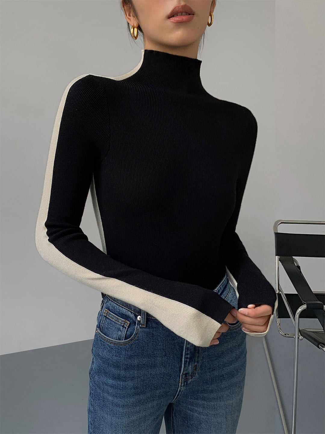 Pull côtelé noir pour femmes, à col roulé élégant et manches longues. Parfait pour l'automne-hiver, confortable et sophistiqué.