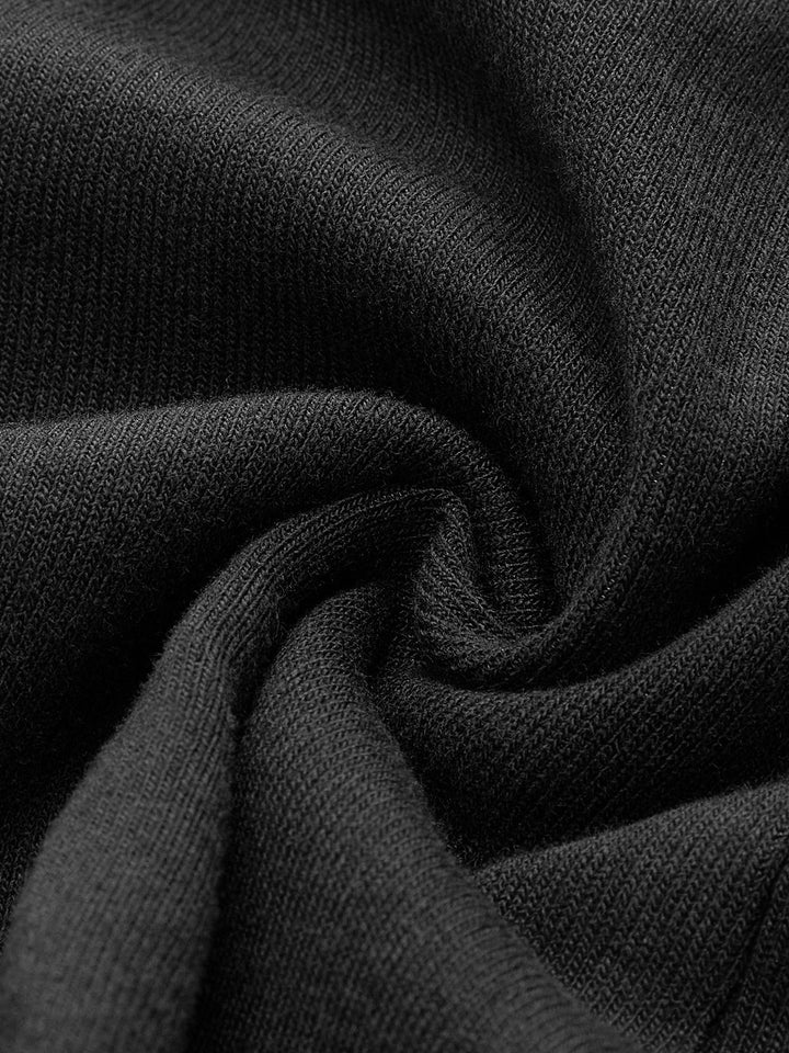 Femme portant un pull côtelé noir à col roulé, look sophistiqué et chic. Mode féminine automne-hiver confortable.