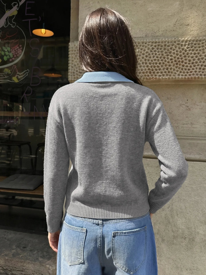 Pull gris femme en maille douce à col chemise. Vêtement preppy élégant et confortable pour les journées froides d'hiver.