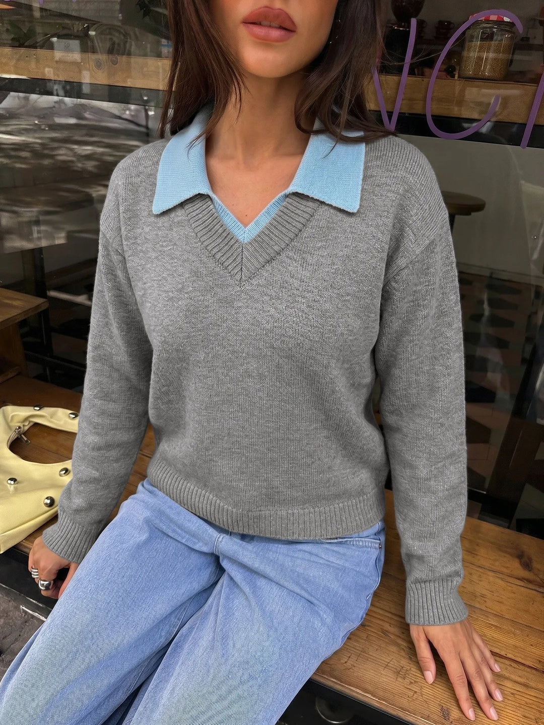 Pull femme en maille grise, avec son col chemise distinctif. Idéal pour un look élégant ou décontracté en automne-hiver.
