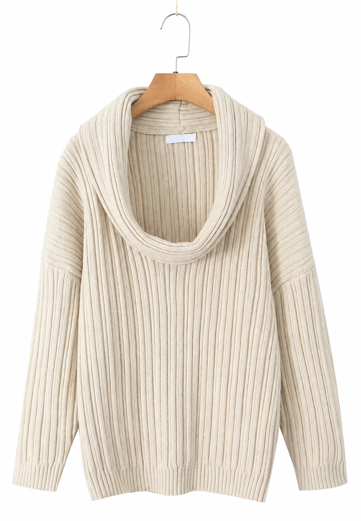 Pull Séverine : un top femme asymétrique à épaule dénudée pour une tenue élégante ou décontractée.