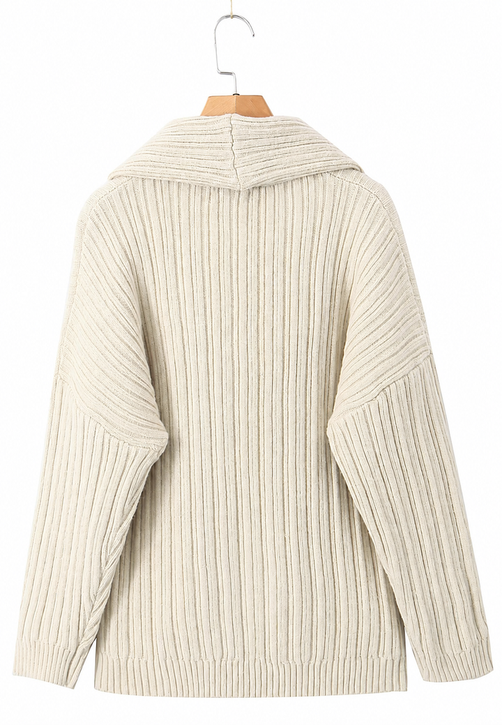 Pull femme chic, asymétrique et épaule dénudée Séverine. Idéal pour une mode automne élégante et moderne.