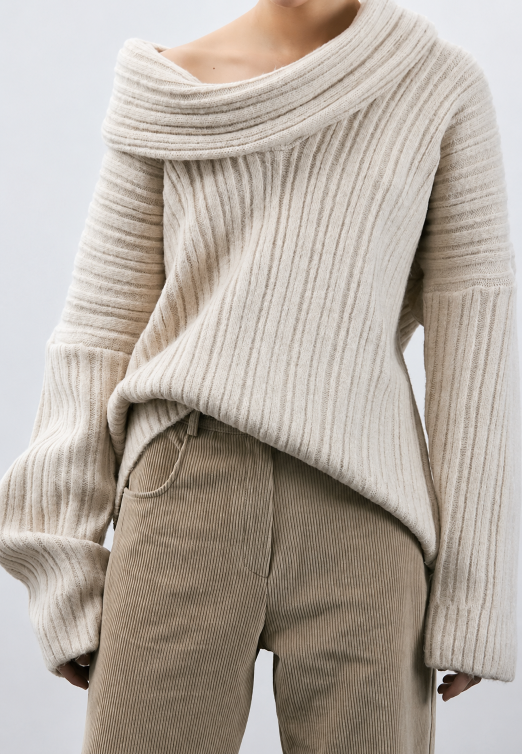 Silhouette moderne avec ce pull femme Séverine asymétrique à épaule dénudée. Chic et confortable.