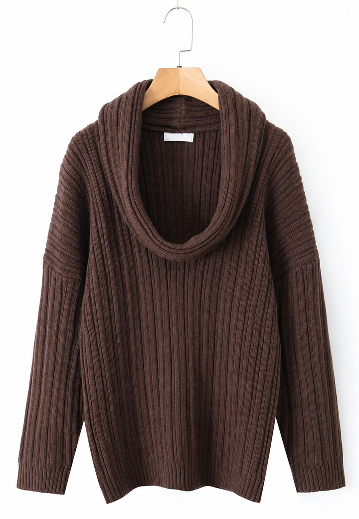 Pull Séverine femme, asymétrique et épaule dénudée. Un top moderne pour une allure chic et décontractée.