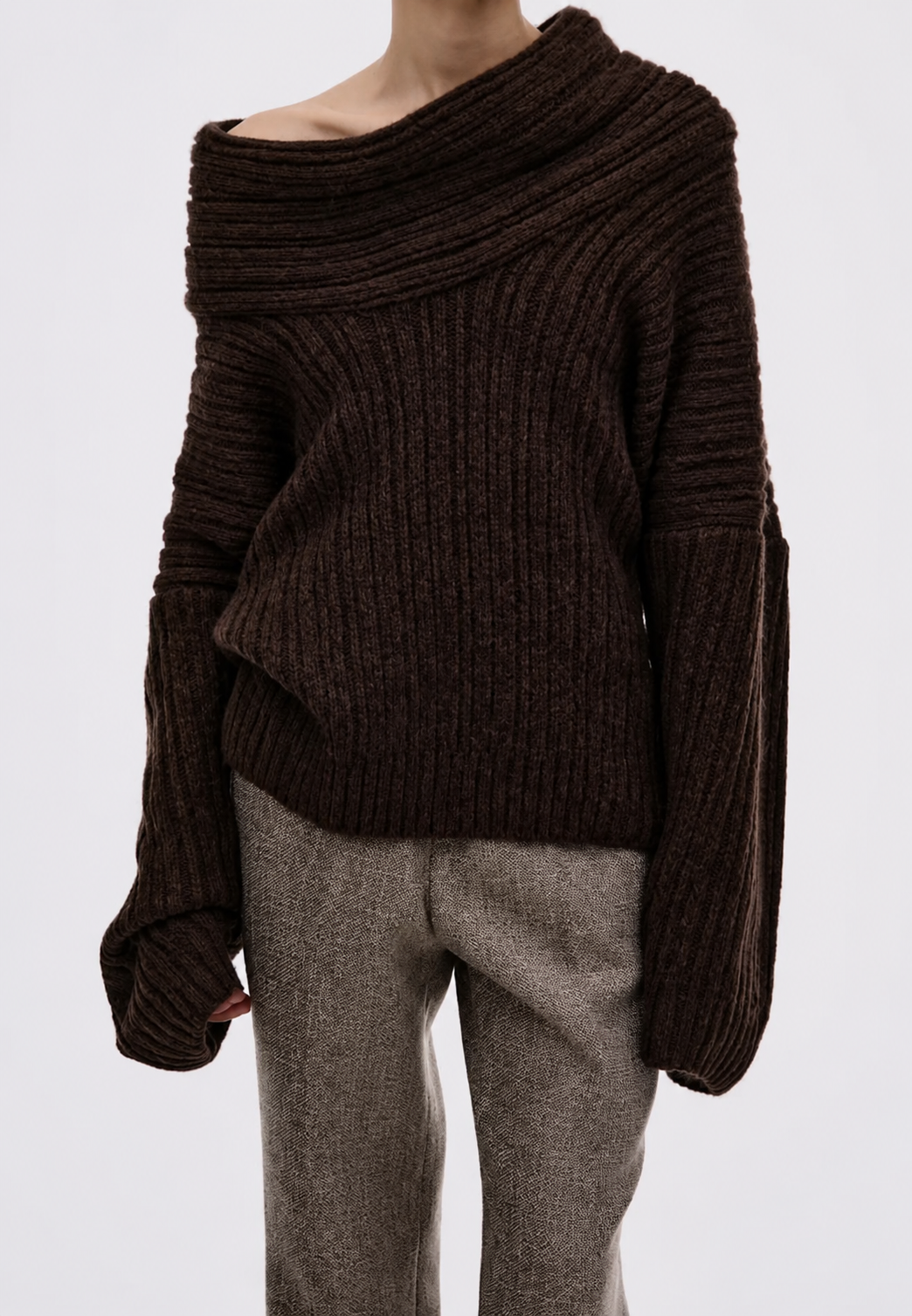 Vêtement femme élégant : pull asymétrique Séverine avec épaule dénudée, design unique et polyvalent.