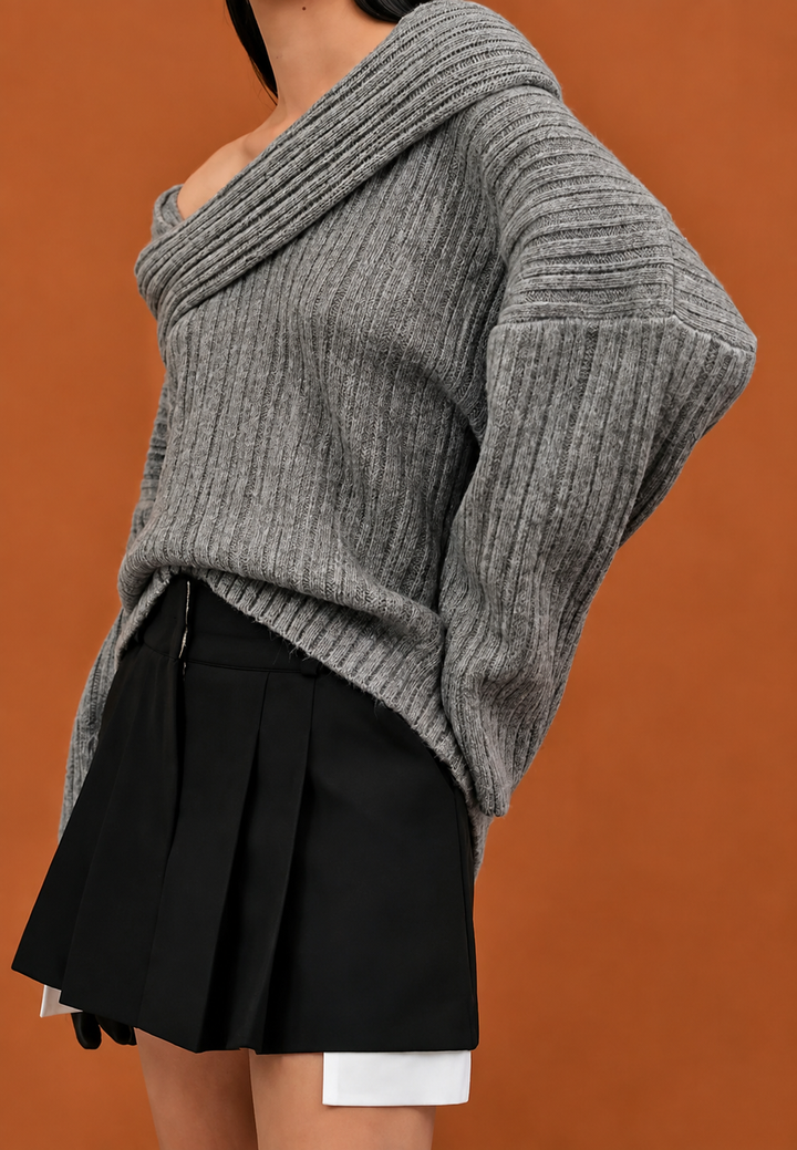 Pull doux femme, coupe asymétrique, épaule dénudée Séverine. Vêtement élégant et confortable pour l'automne.