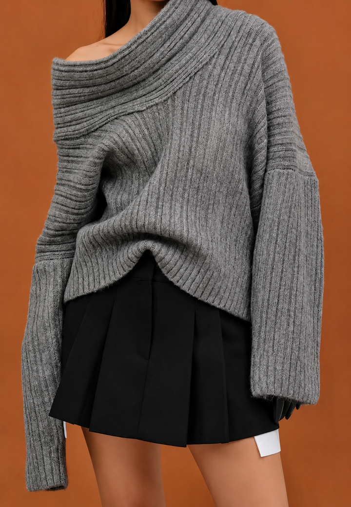 Top femme chic, pull asymétrique à épaule dénudée Séverine, parfait pour tenue décontractée ou élégante.