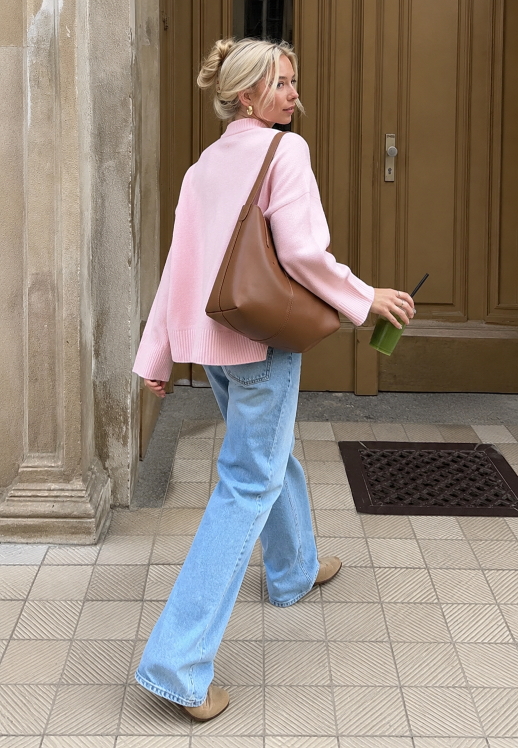 Pull femme décontracté rose, col rond et manches longues. Sa coupe ample offre un confort optimal.