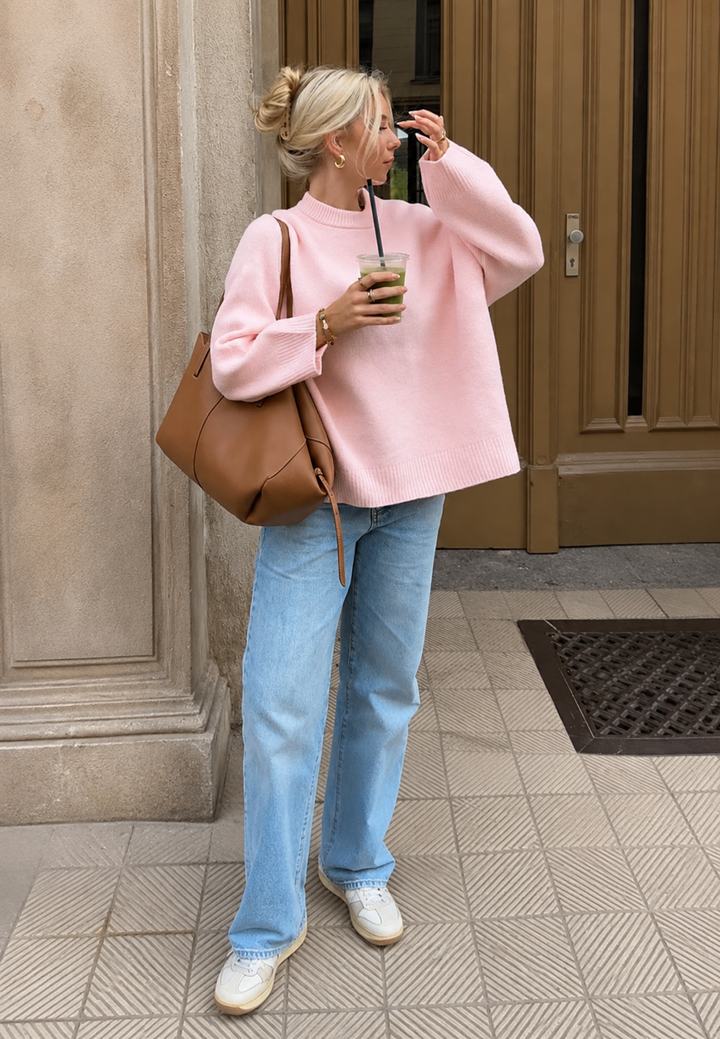 Pull ample rose pour femme, col rond. Modèle confortable idéal pour l'hiver ou la mi-saison.