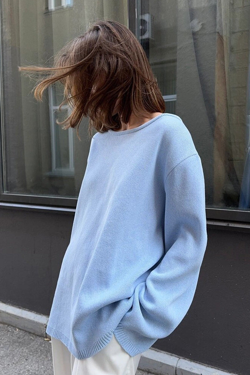 Élégant pull femme oversize à manches longues, révélant un dos nu subtil pour un style unique.