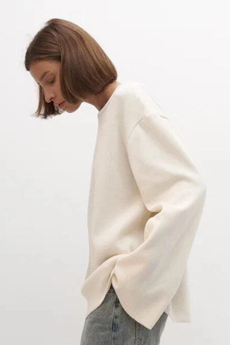 Dos nu sensuel d'un pull femme oversize en maille, parfait pour une tenue décontractée chic.