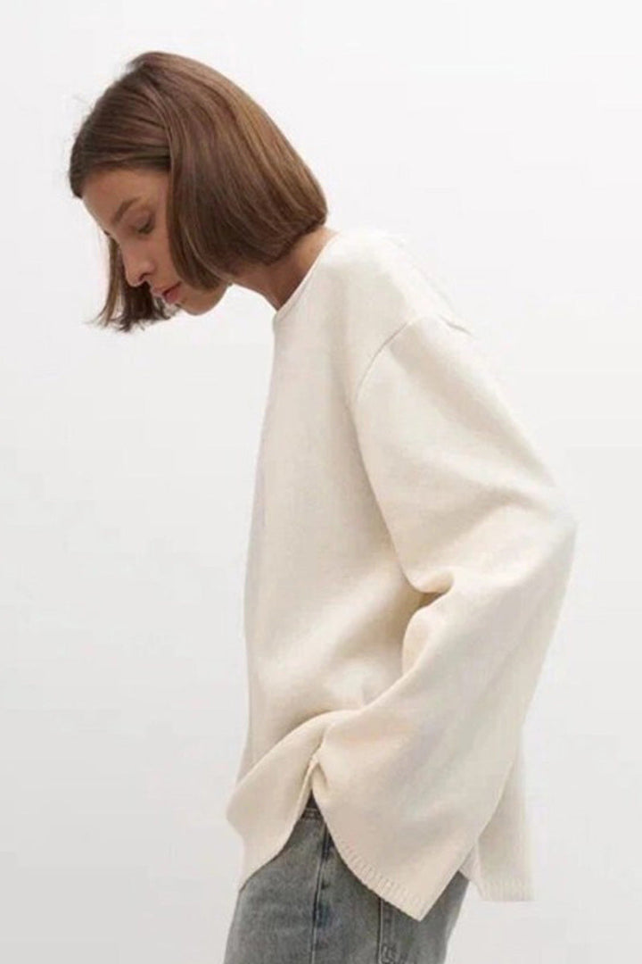 Dos nu sensuel d'un pull femme oversize en maille, parfait pour une tenue décontractée chic.