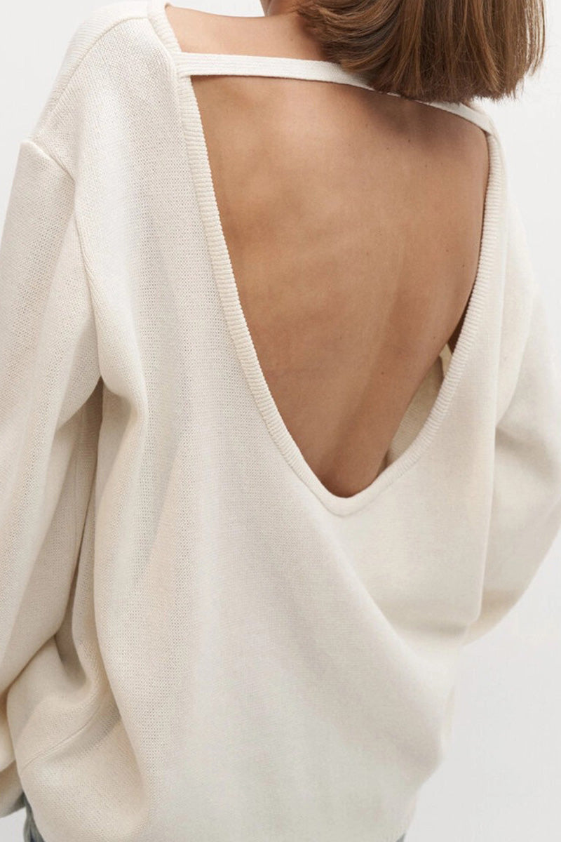 Modèle portant un pull femme oversize chic avec un élégant dos nu, tendance mode actuelle.