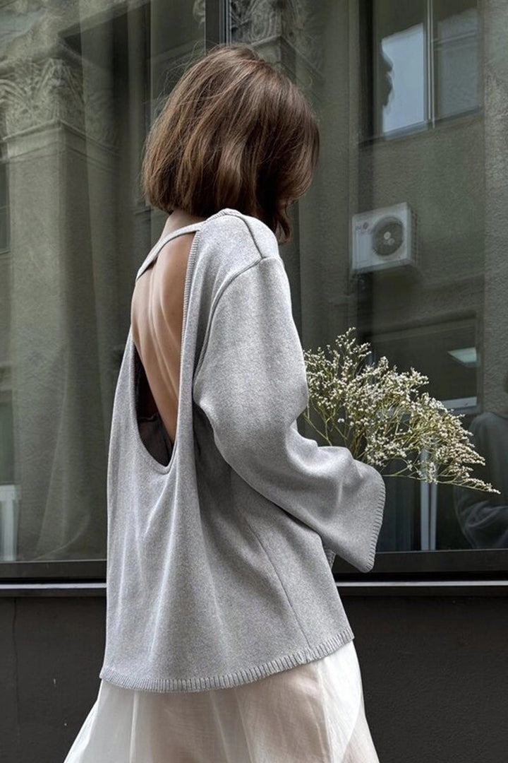 Pull femme décontracté-chic oversize, avec ses manches longues et son dos nu discret.