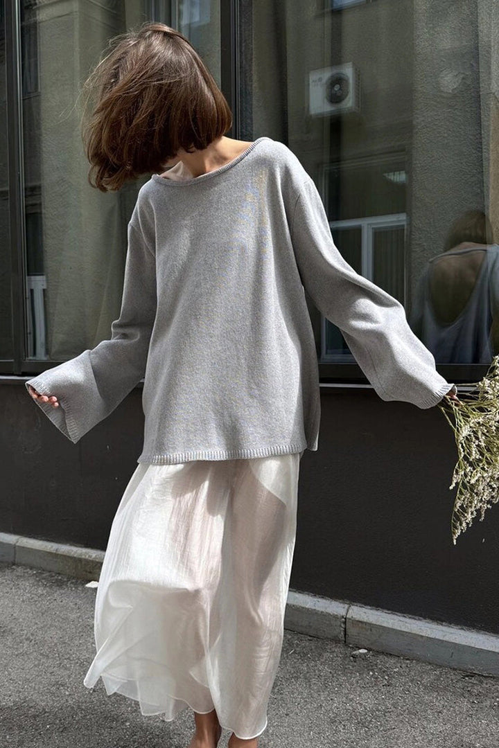 Ce pull femme oversize à col bateau et dos nu, un must-have chic pour la saison automne.
