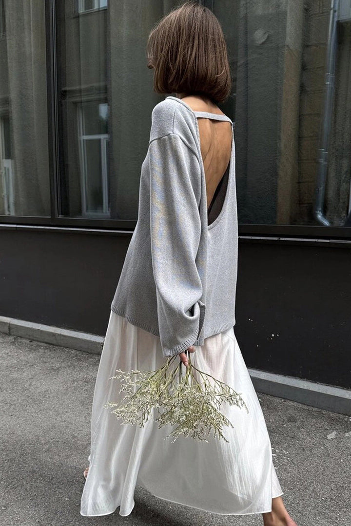 Pull femme oversize en maille fine, chic et moderne, doté d'un dos nu audacieux et manches longues.