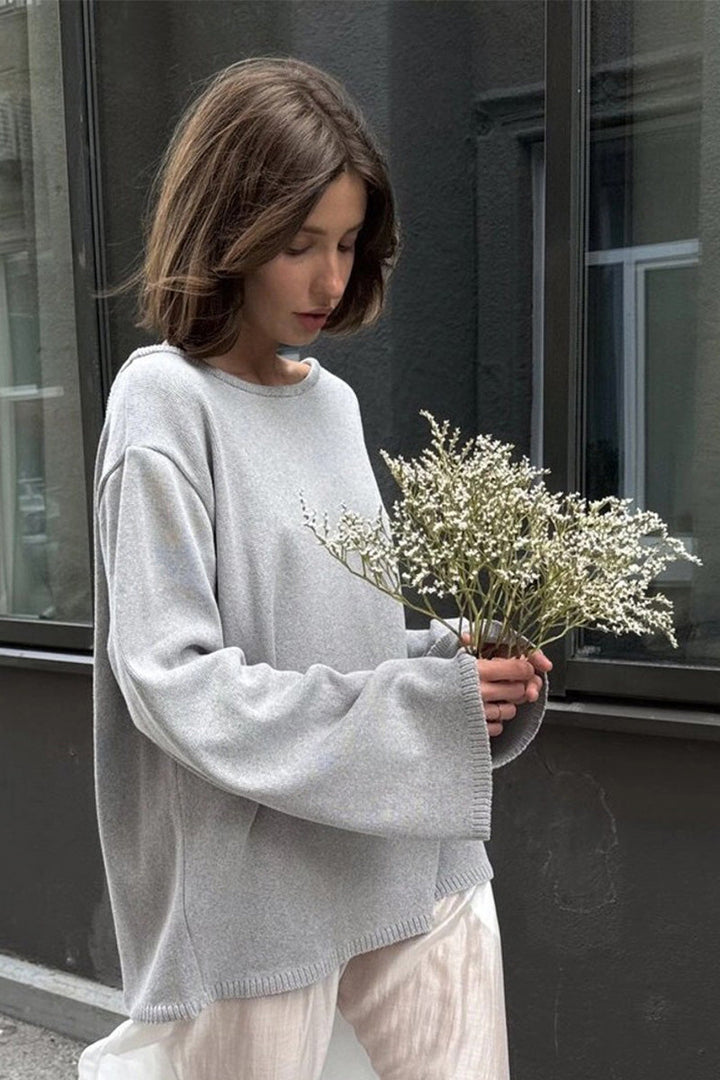 Détail du dos nu élégant sur un pull femme oversize à manches longues, touche mode raffinée.