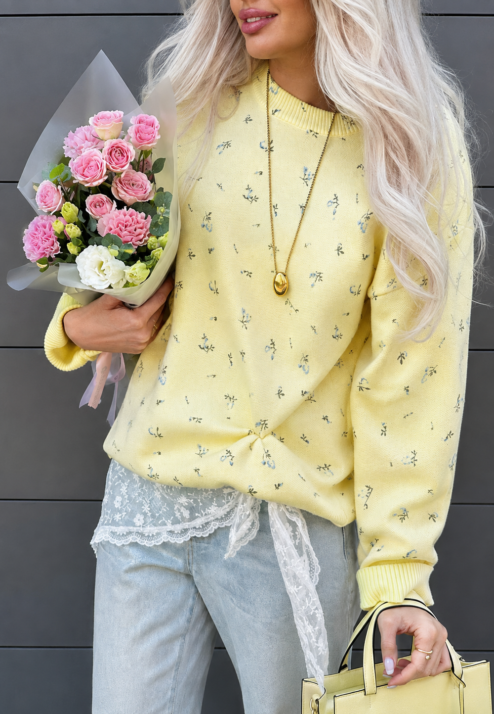 Pull femme oversize fleuri confortable, motif floral élégant. Idéal pour un style décontracté chic.