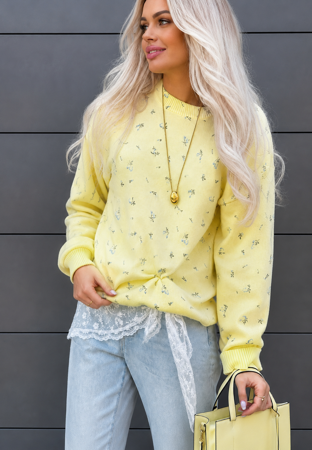 Pull femme oversize fleuri, motif floral chic, manches longues confortables. Style décontracté mode femme.