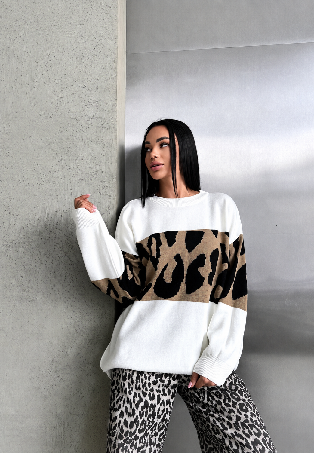 Silhouette de femme en pull oversize léopard. Un vêtement confortable et tendance pour la saison froide.