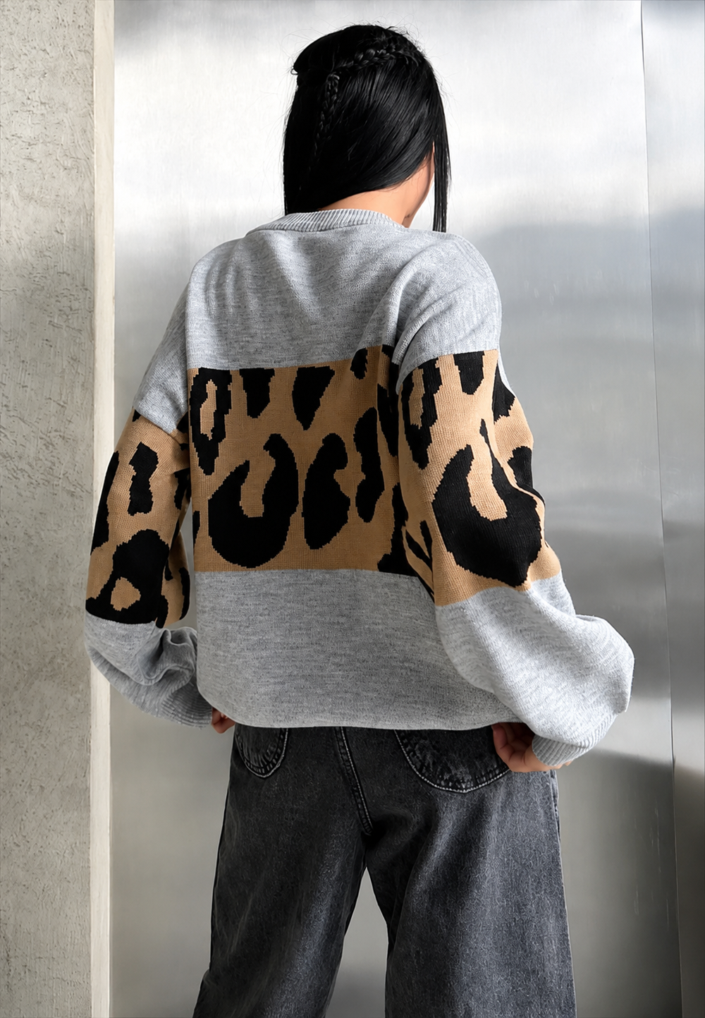 Look chic et décontracté: pull femme oversize léopard, idéal pour l'automne. Style audacieux et confortable.