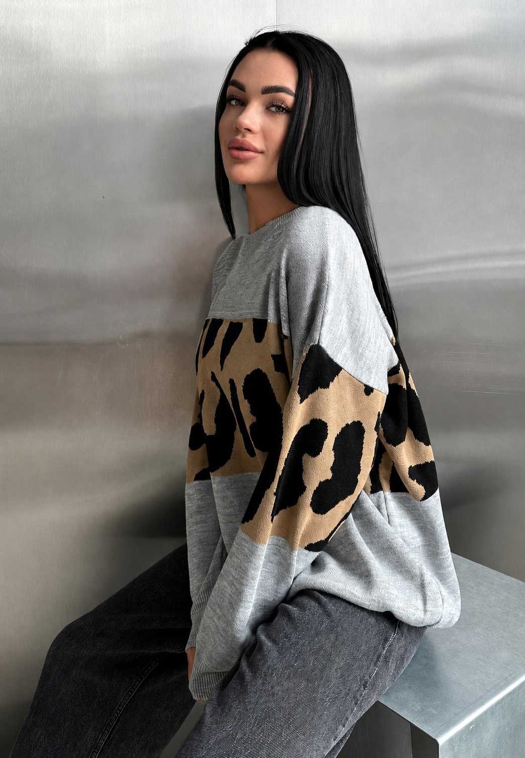 Modèle portant un pull femme léopard oversize, col rond. Un essentiel pour un style tendance automne-hiver.