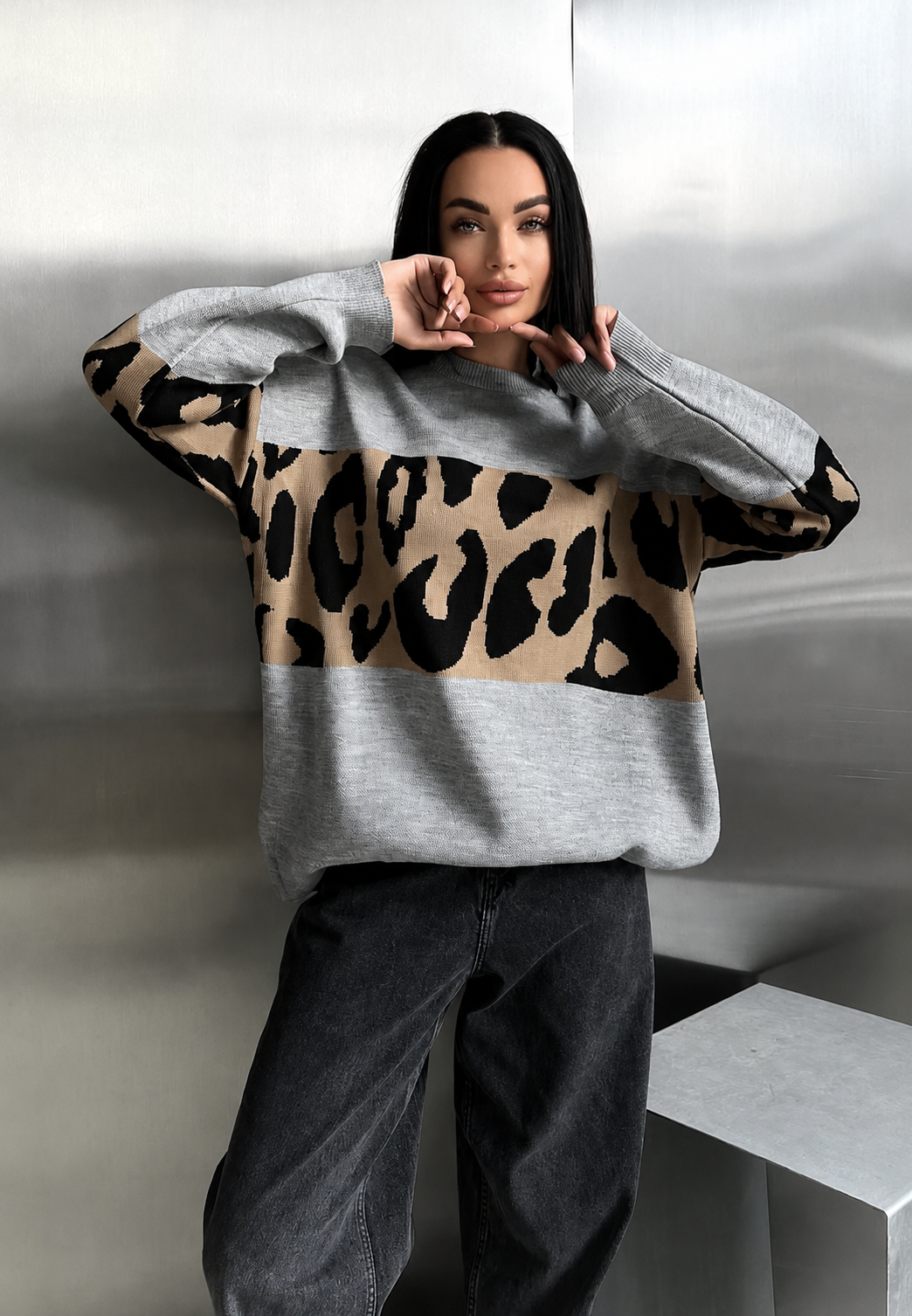 Pull femme oversize imprimé léopard audacieux. Col rond, manches longues. Confortable et tendance mode hiver.