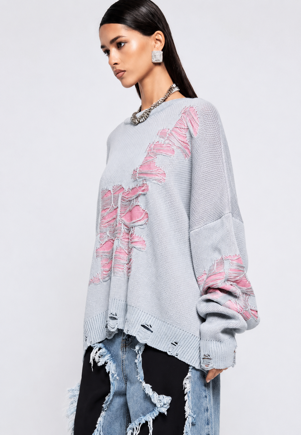 Pull femme chic décontracté, maille lâche, détails déchirés. Coupe ample, tendance hiver.