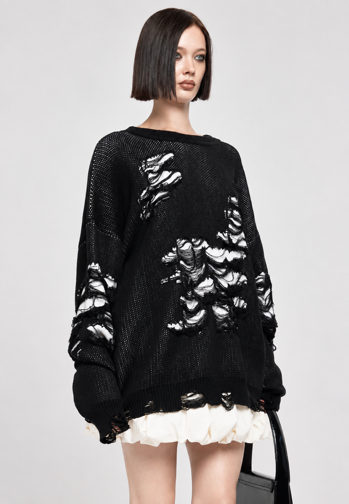 Pull femme coupe ample, maille lâche. Finitions effilochées, chic décontracté automne.