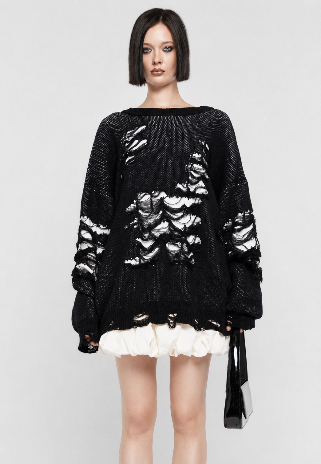 Pull oversize femme maille ouverte, détails effilochés. Style décontracté tendance automne-hiver.