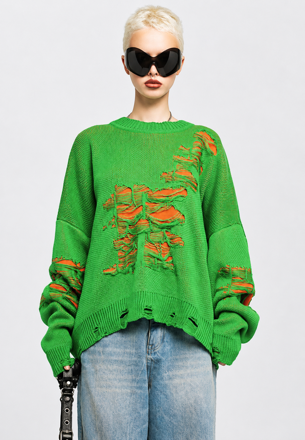 Tricot oversize femme à mailles larges. Détails déchirés, parfait pour un look décontracté.