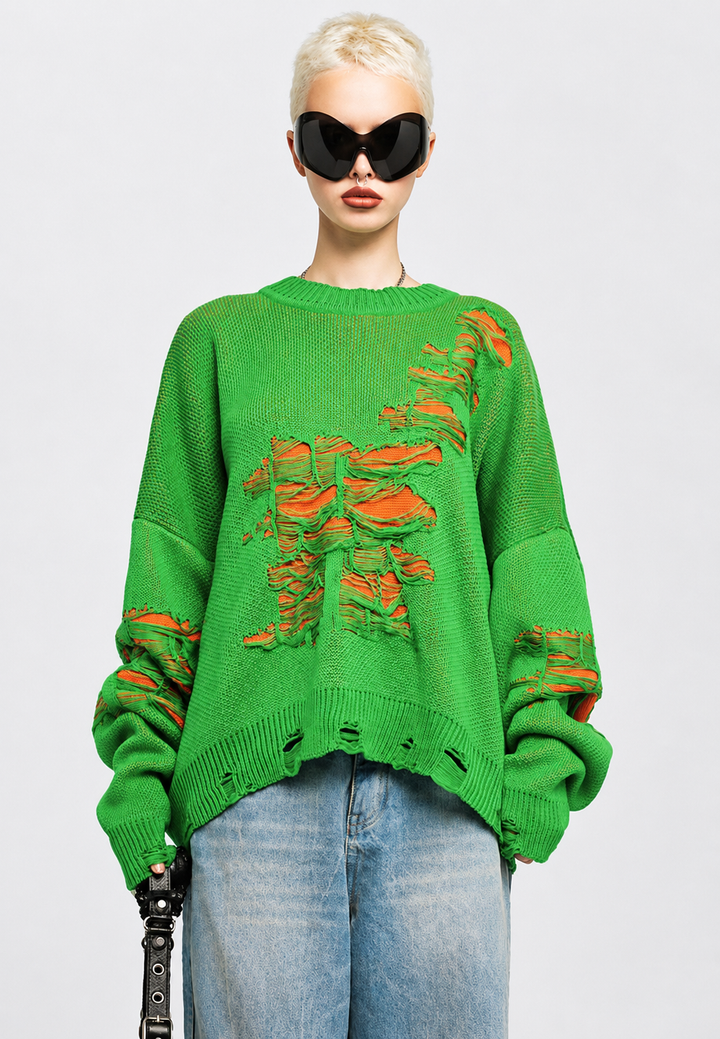Tricot oversize femme à mailles larges. Détails déchirés, parfait pour un look décontracté.