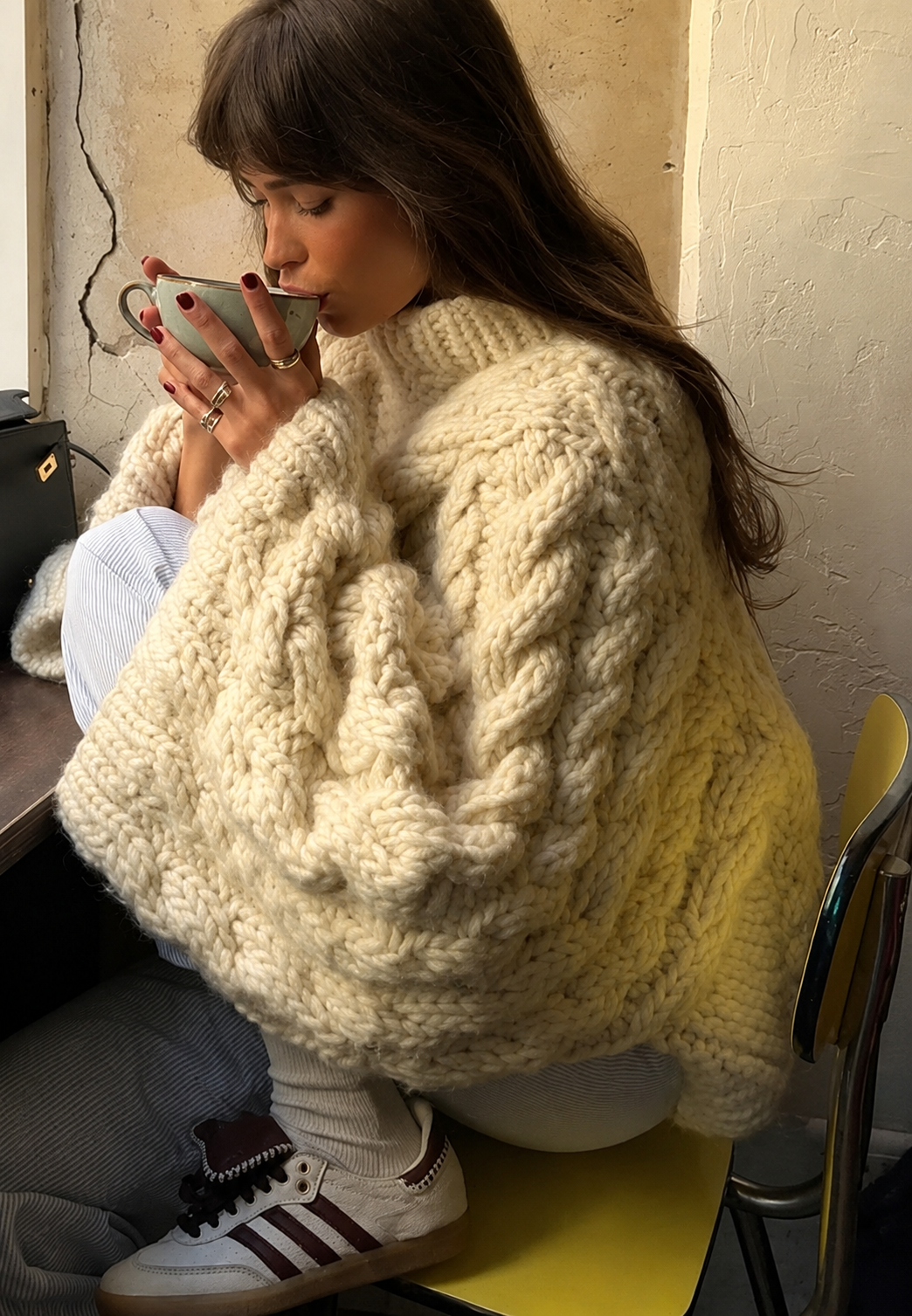 Pull tendance femme, coupe oversize. Col montant et manches évasées, style moderne. Vêtement élégant.