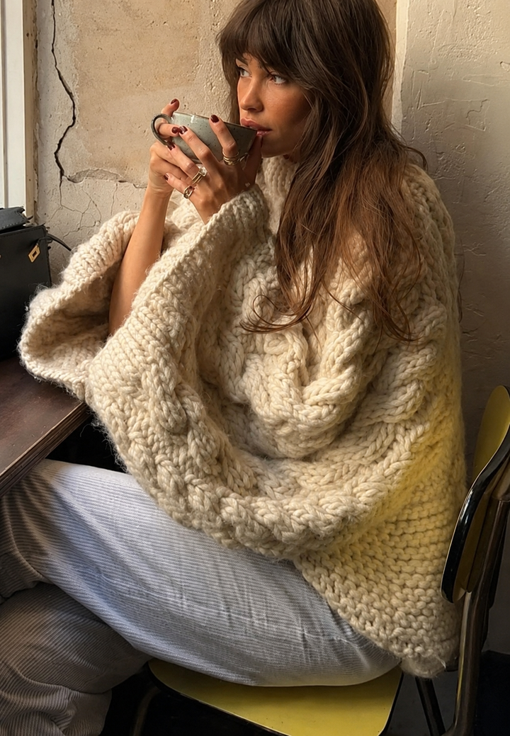 Pull femme oversize confortable, col montant. Manches évasées, parfait pour un style chic décontracté.