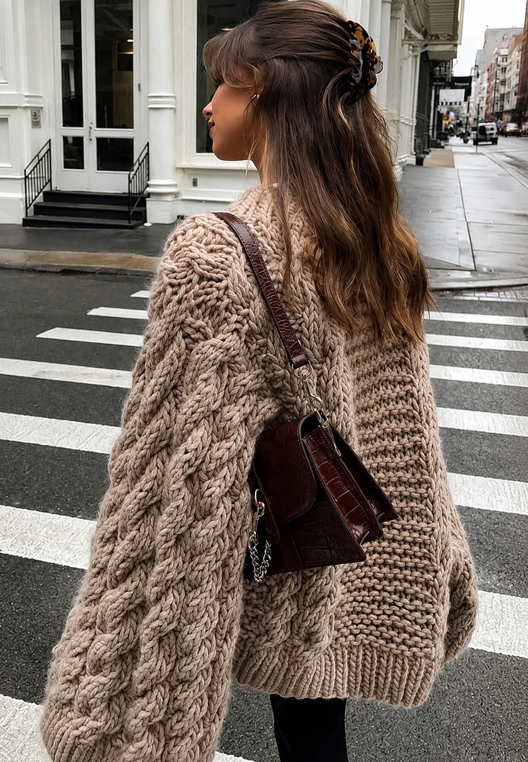Pull oversize femme kaki, col montant. Manches évasées pour une mode chic décontractée. Idéal automne.