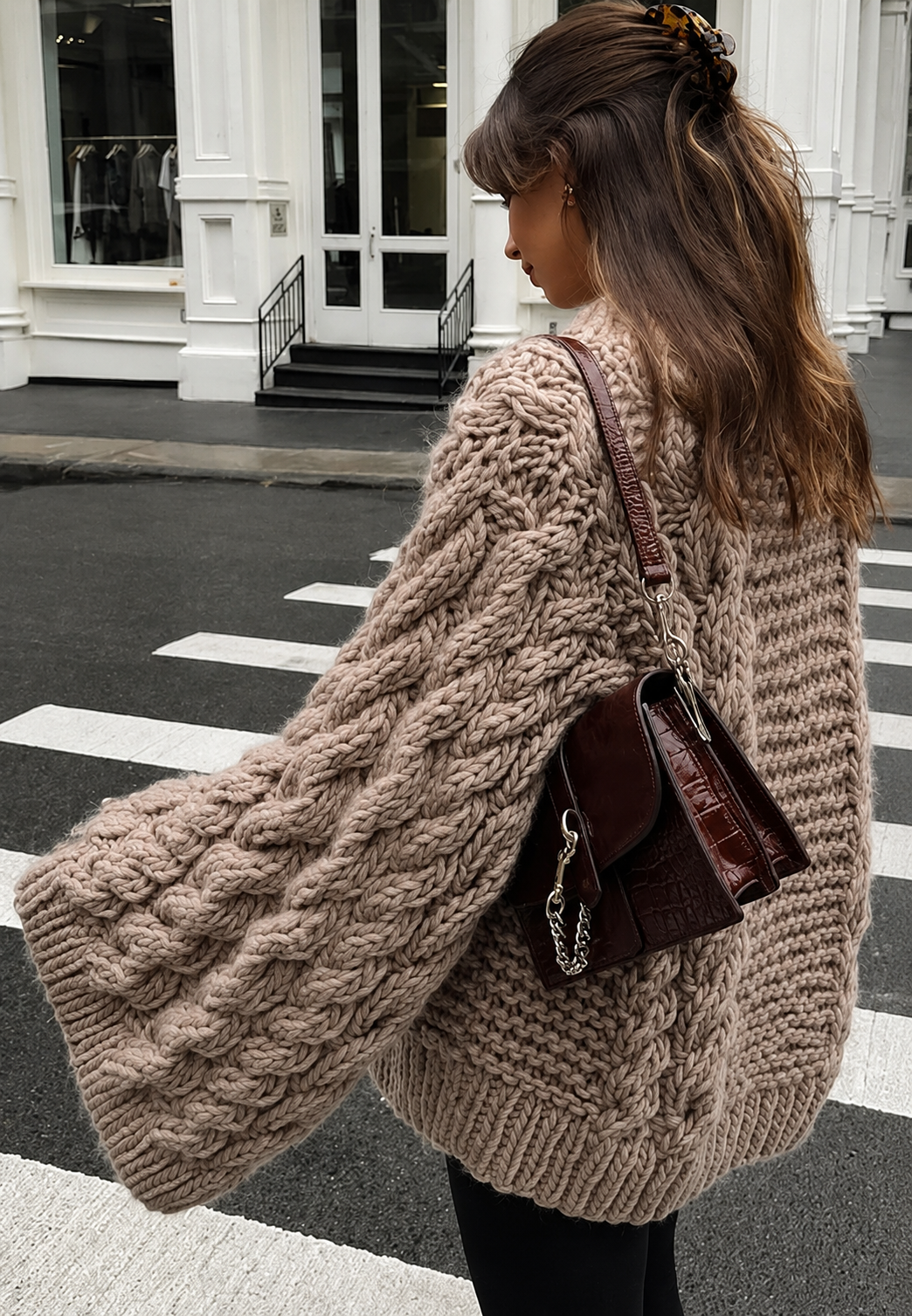Pull oversize femme beige, chic et confortable. Col montant et manches évasées. Parfait automne-hiver.