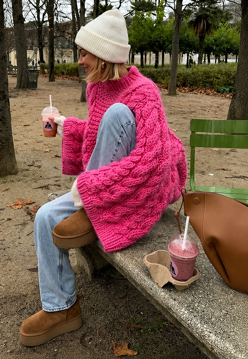 Vêtement femme automne-hiver: pull oversize rose. Col montant et manches évasées. Tendance et douillet.