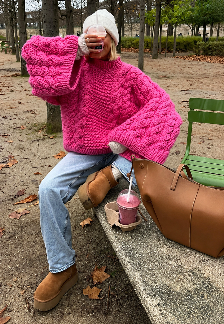 Pull mode femme automne-hiver, oversize kaki. Col montant, manches évasées pour un look tendance.