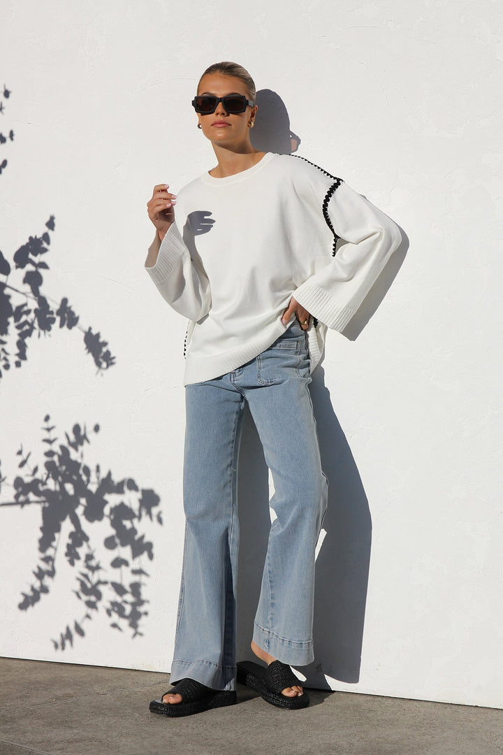 Pull femme oversize à rayures, col montant et manches longues. Tricot doux et chaud, parfait automne-hiver.