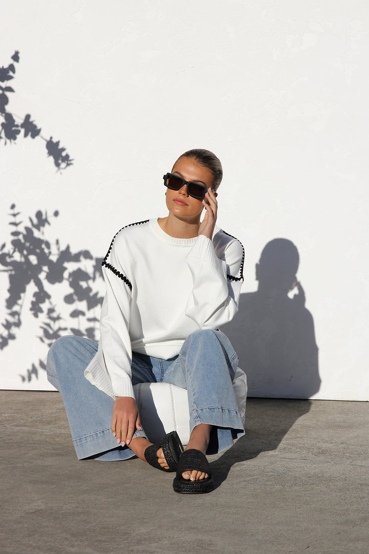 Mode femme : pull oversize rayé, col montant. Confortable et tendance pour un look décontracté automne-hiver.