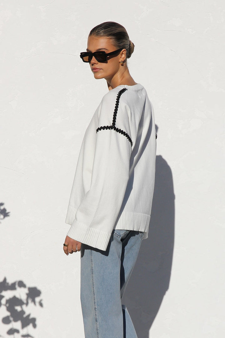 Pull femme décontracté oversize à rayures, col montant. Tricot confortable et chaud, parfait pour l'automne-hiver.