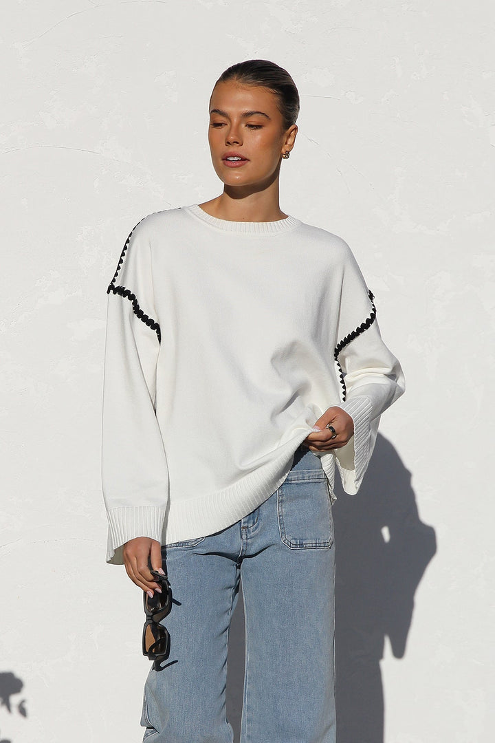 Pull tricot femme oversize à rayures, col montant. Modèle confortable, chaud et tendance pour l'automne-hiver.