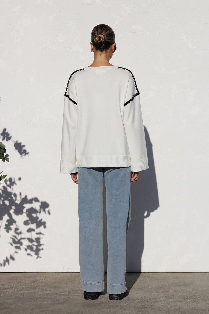 Pull tricot oversize confortable à rayures pour femme, col montant, style décontracté mode automne.