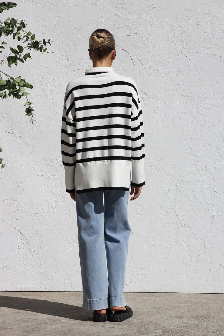 Pull femme tricoté oversize, motif rayé. Idéal pour l'hiver, col montant. Mode décontractée et chic.