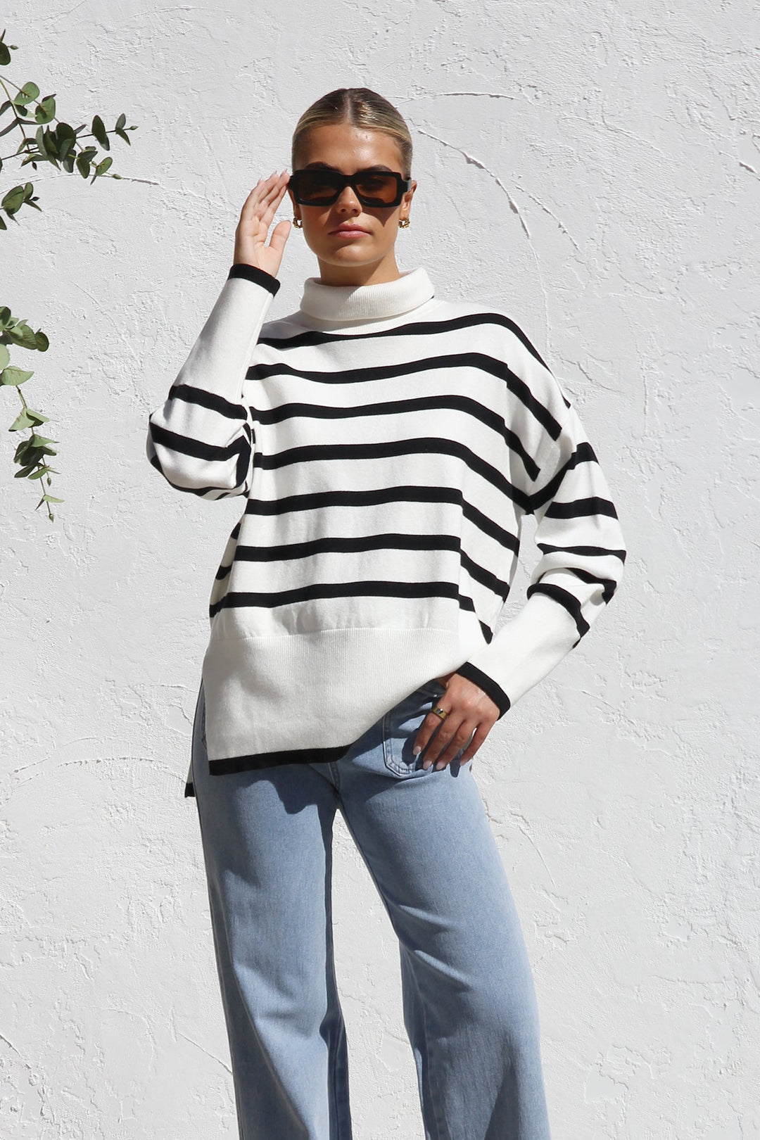 Pull femme rayé, coupe oversize. Maille confortable et chaude, parfait pour l'automne et l'hiver.