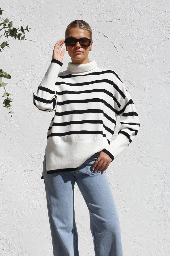Pull femme rayé, coupe oversize. Maille confortable et chaude, parfait pour l'automne et l'hiver.